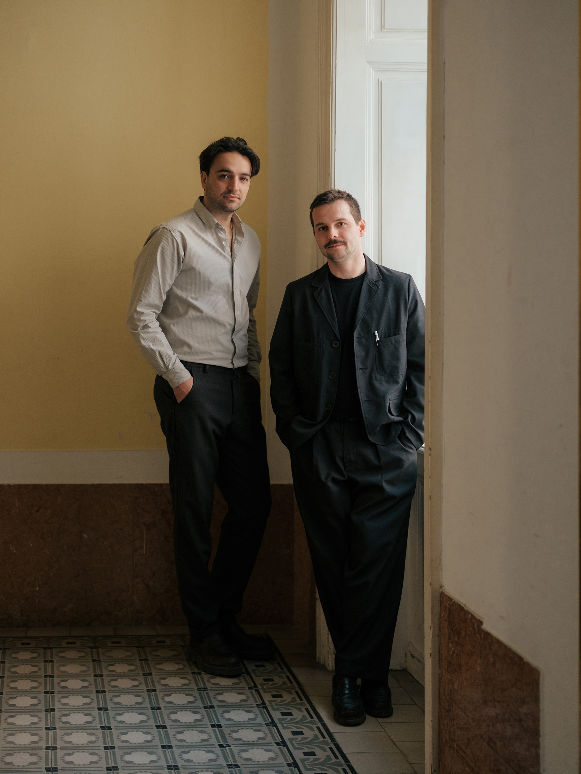 Studio Motra im Gespräch am Arbeitstisch im Gründerbüro in Wien