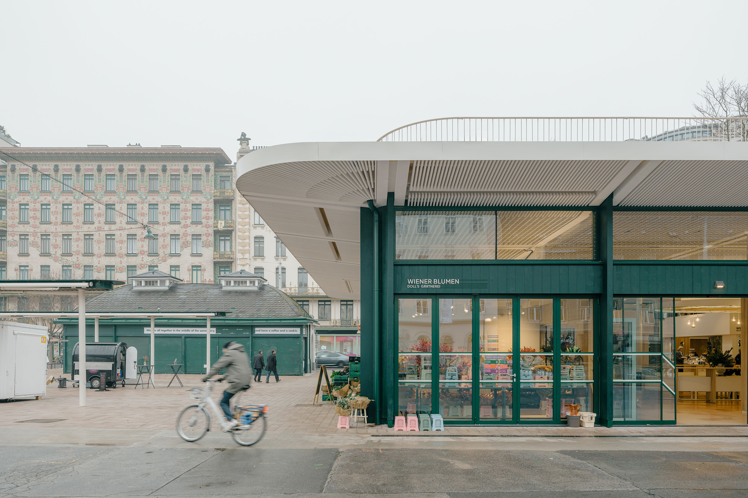 Neuer Marktraum am Wiener Naschmarkt von Mostlikely Architecture, Dachstruktur und Marktgeschehen